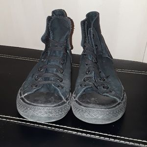 **DONATING SOON**Converse shoes